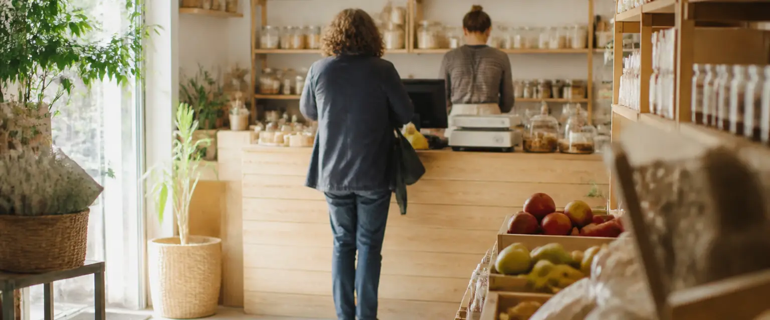 Le comptoir d’une petite boutique de quartier, un client règle à la caisse