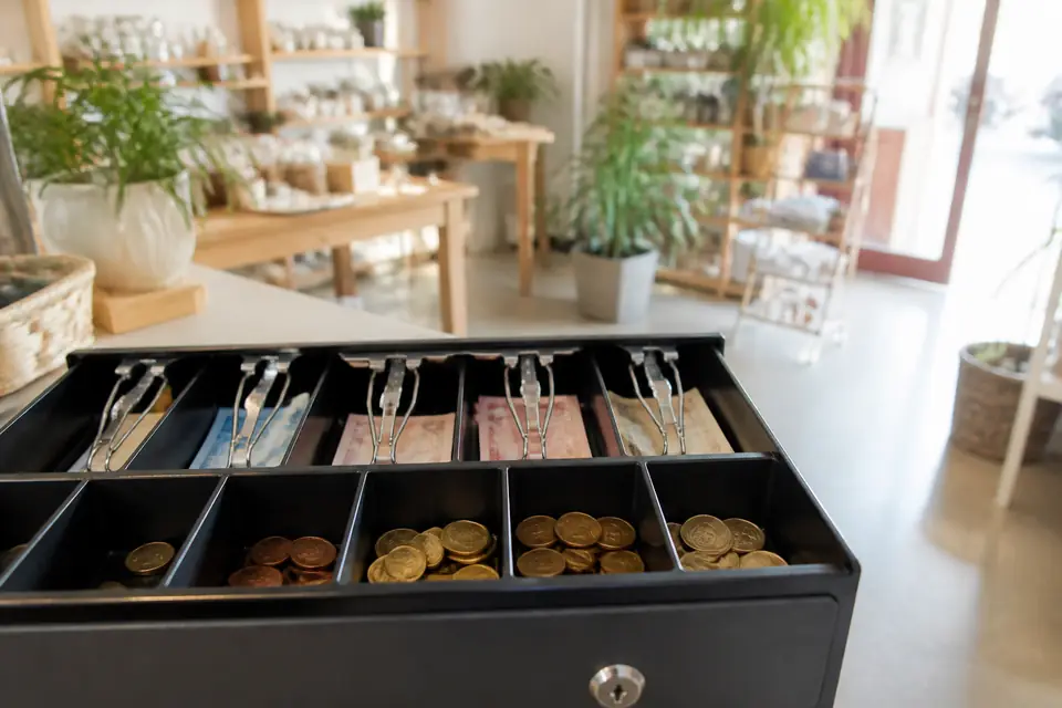 Un tiroir-caisse ouvert sur le comptoir d’un petit commerce