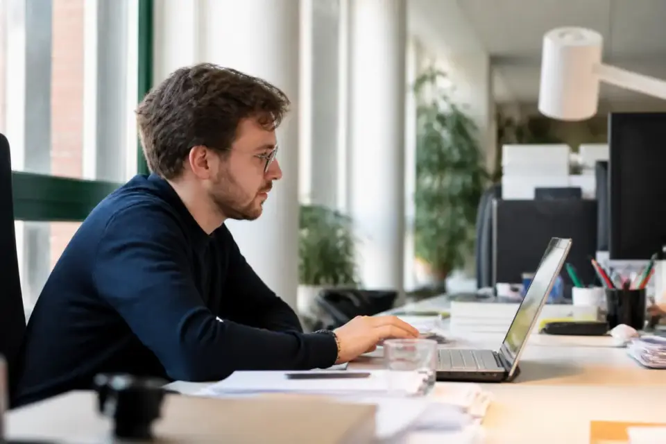 Homme travaillant sur ordinateur dans un bureau à Lille pour 123 Business Magazines
