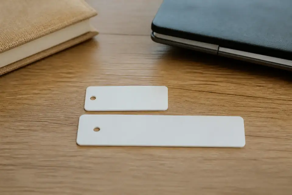 Deux étiquettes de numéros d’identification posées l’une au-dessus de l’autre, l’une courte l’autre longue