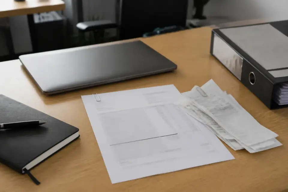 Facture avec une ligne soulignée au crayon pour des frais avancés, des justificatifs agrafés à côté