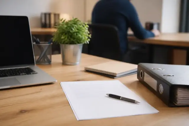 Devis posé sur un bureau avec un stylo et la mention bon pour accord à signer en bas de page