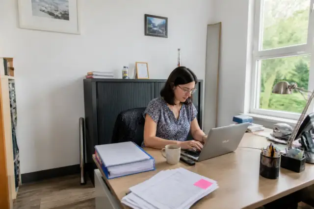 Femme travaillant sur ordinateur portable dans un bureau pour la croissance du magazine des entreprises
