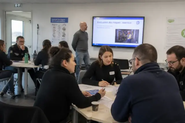 Personnes en formation sur l'évaluation des risques avec les conseils de preventisafe.fr