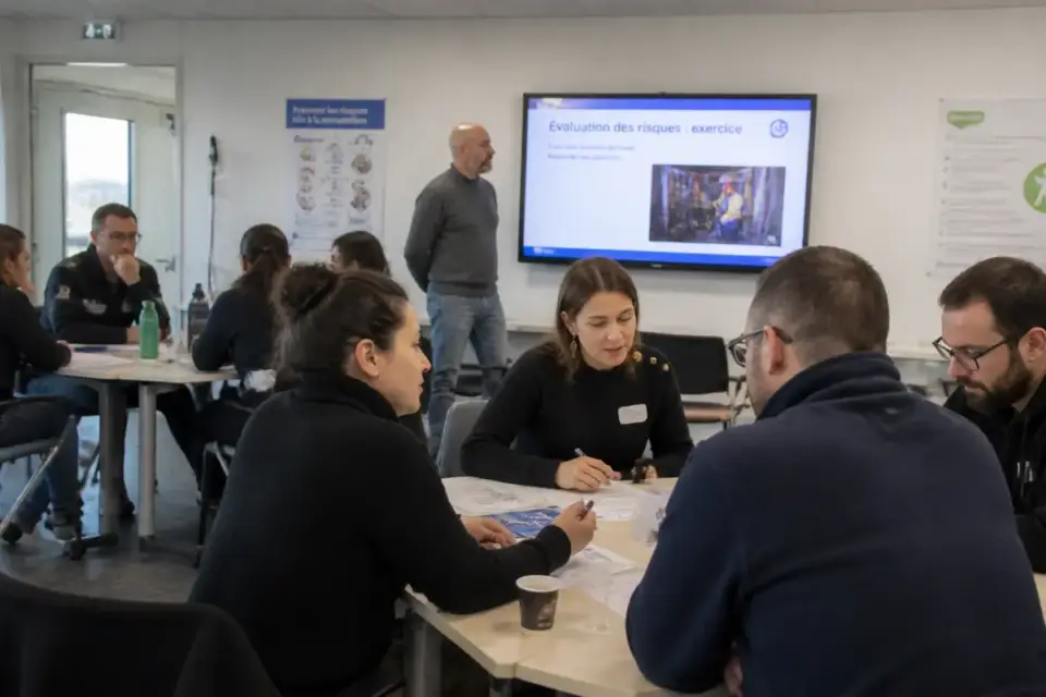Personnes en formation sur l'évaluation des risques avec les conseils de preventisafe.fr