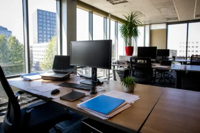 Bureau moderne à Nantes avec ordinateur et dossiers pour scalora-business.fr