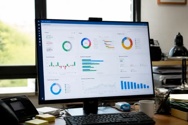 Écran affichant des graphiques de données avec tableau de bord NebulaBusiness pour l'analyse financière