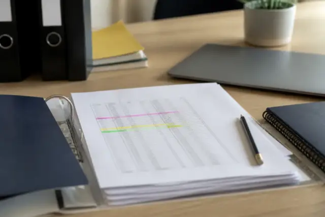 Bilan imaginaire annoté au crayon, trois lignes surlignées pour le stock, les créances clients et les dettes fournisseurs